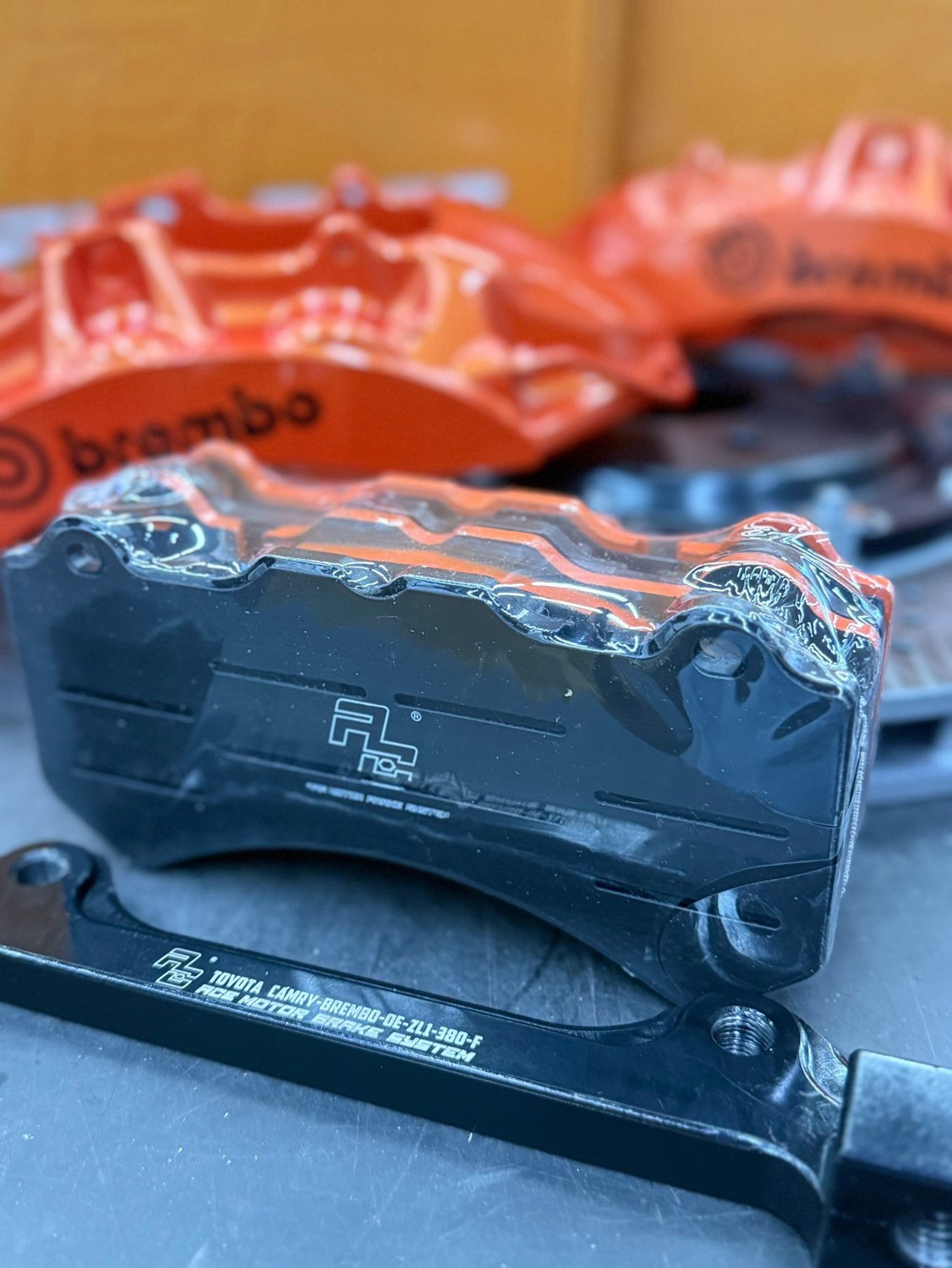 BREMBO OE 原廠型 ZL1 六活塞卡鉗 · 2