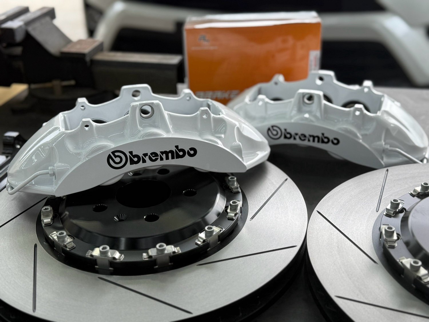 BREMBO OE 原廠型 ZL1 六活塞卡鉗 · 9